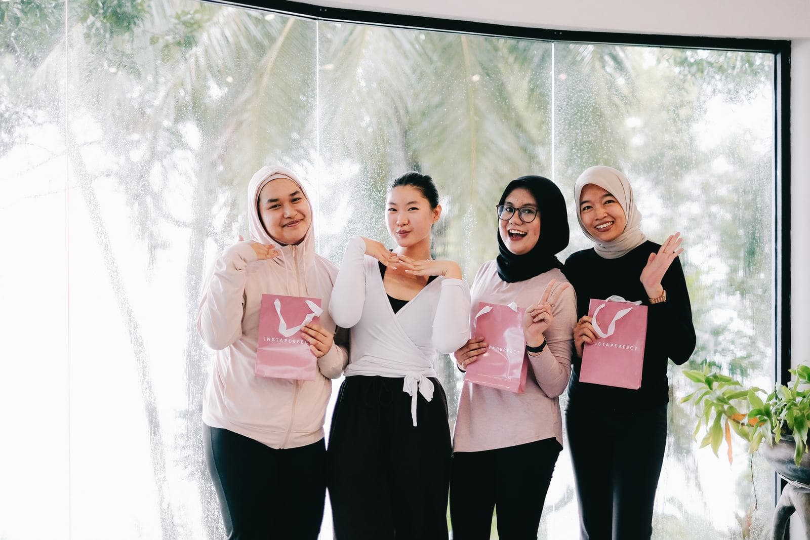 Peserta dengan goodie bag Solara